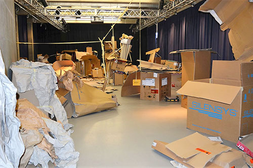 Zeicheninstitut Projekt  „1 Tonne Papier“ und Karton im „Kinoraum“ Kunstmesse Kassel 2018 
